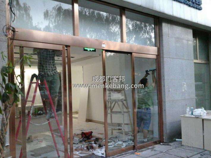 電動玻璃門停電怎么開