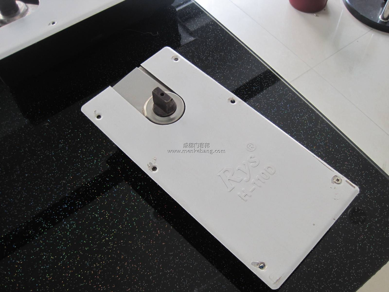 成都玻璃門(mén)地彈簧價(jià)格是多少錢(qián)，上門(mén)安裝更換價(jià)格