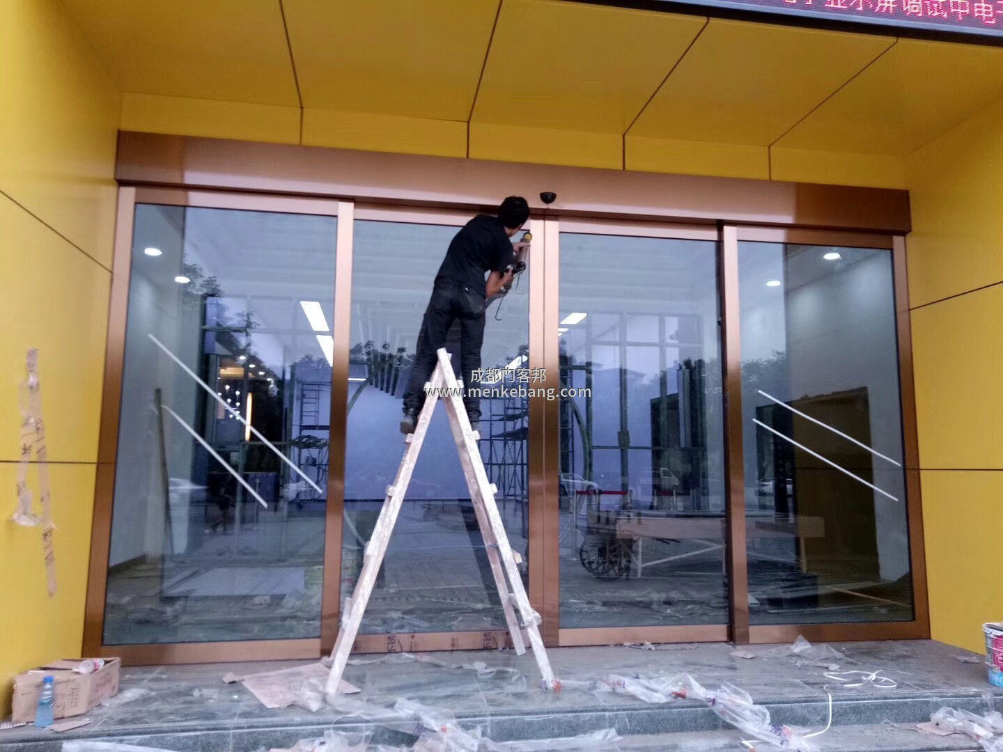 銀行感應(yīng)門多少錢一平方,磁卡刷卡感應(yīng)門多少錢一平方