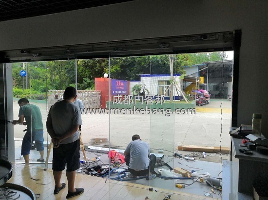 雙流公興鎮(zhèn)自動感應(yīng)門安裝案例,成都雙流美食展廳感應(yīng)門案例