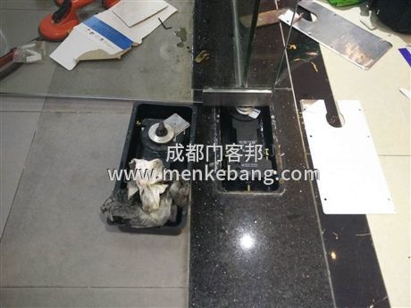 成都地彈簧玻璃門維修更換服務(wù)電話